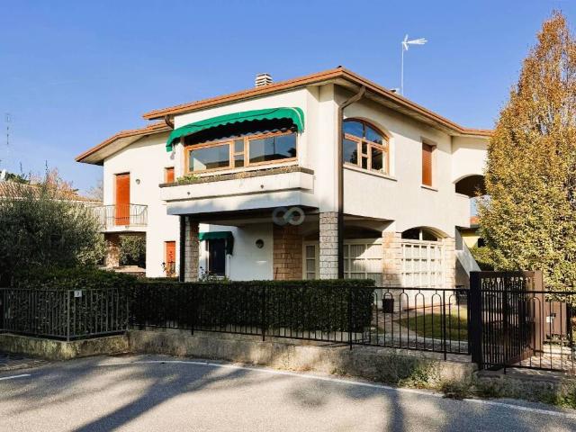 Attico in vendita a Desenzano Del Garda, Brescia