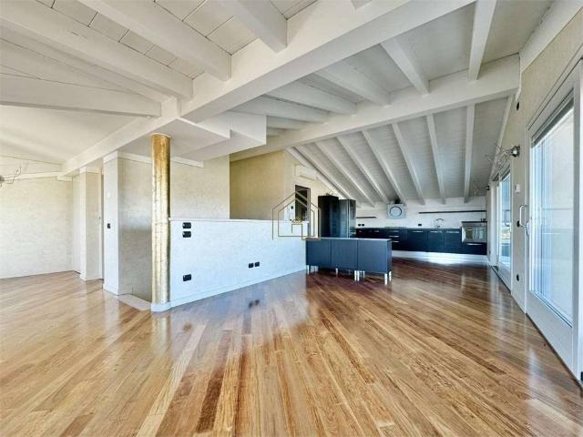 Attico in vendita a Desenzano Del Garda, Brescia