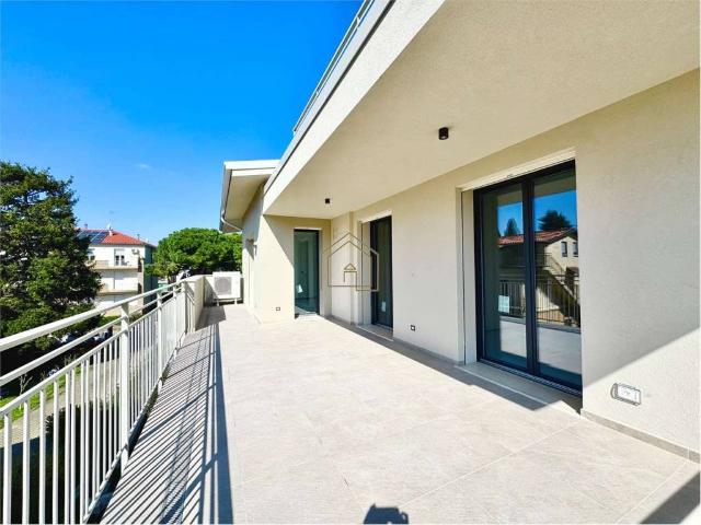 Attico in vendita a Desenzano Del Garda, Brescia