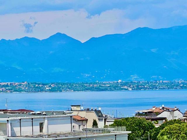 Attico in vendita a Desenzano Del Garda, Lombardia