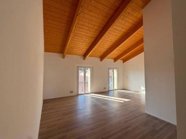 Attico in vendita a Mariano Comense, Como