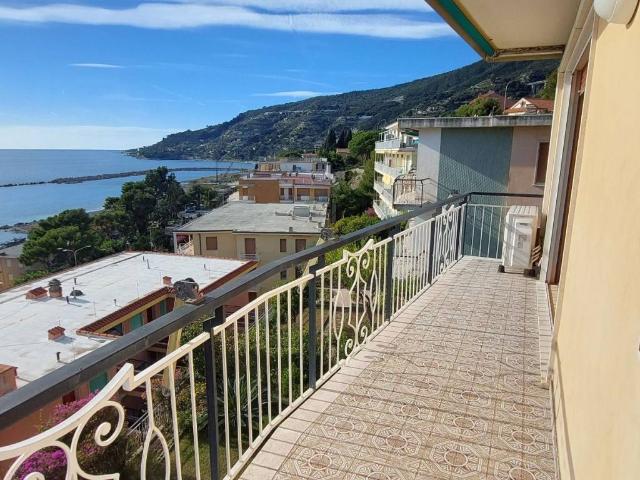 Attico in vendita a Ospedaletti, Liguria