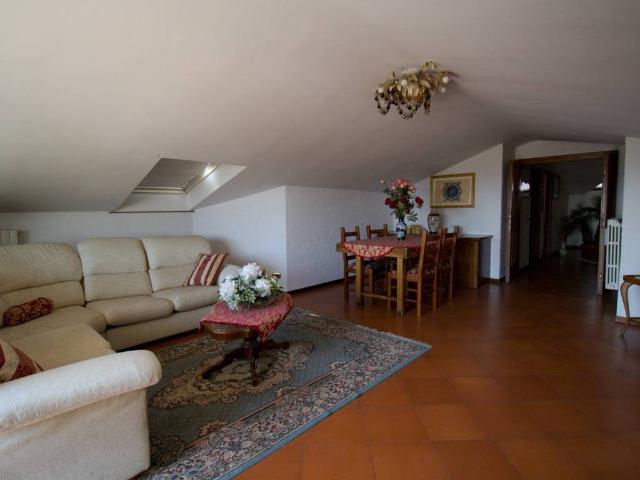 Attico in vendita a Padenghe Sul Garda, Brescia