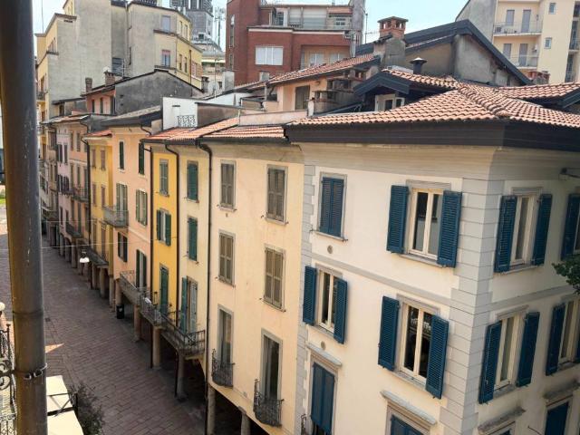 Attico in vendita a Biumo Superiore, Varese