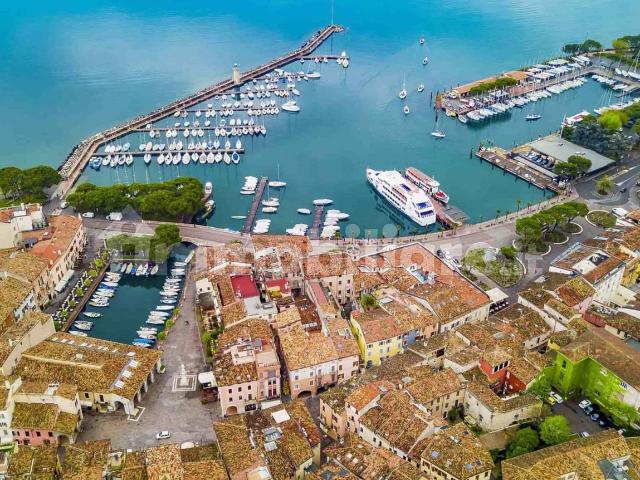 Villa Indipendente in affitto a Desenzano Del Garda, Lombardia