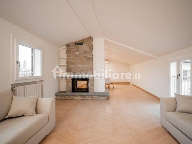 Villa Indipendente in affitto a Santo Stefano città, Re