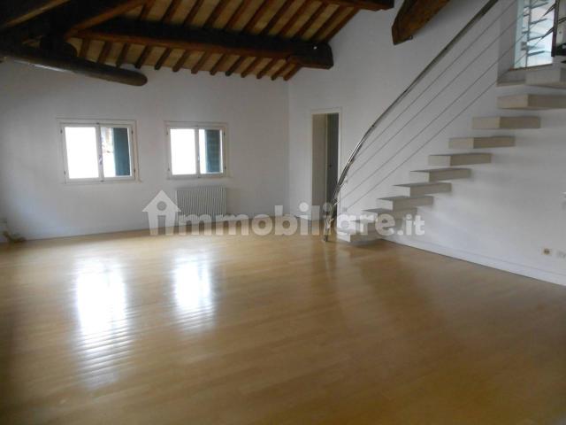 Villa Indipendente in affitto a Cinzano, Piemonte