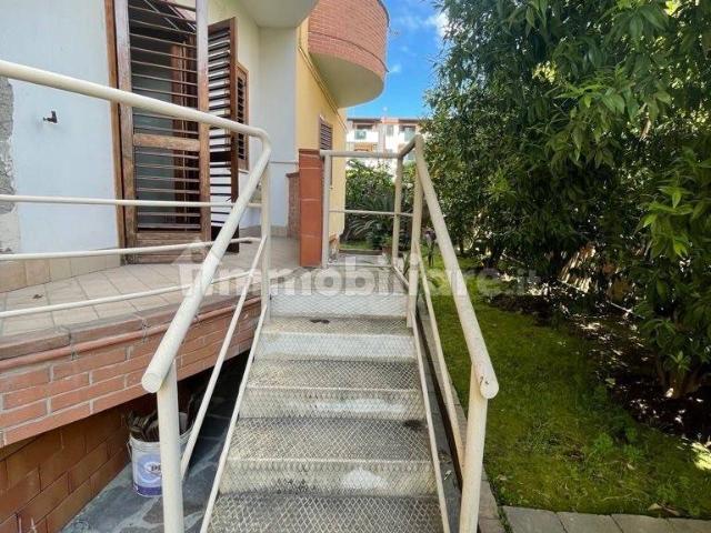 Villa Indipendente in affitto a Carinaro, Campania
