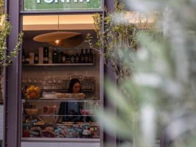 Locale Commerciale in vendita a Acireale, Sicilia