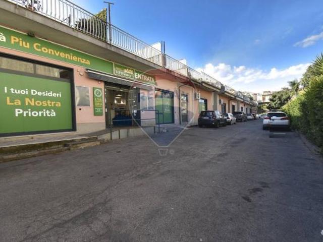 Locale Commerciale in vendita a Acireale, Sicilia