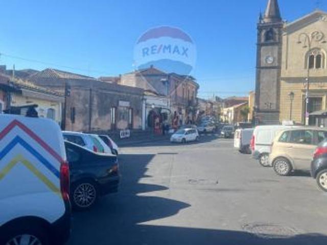 Locale Commerciale in vendita a Nicolosi, Sicilia