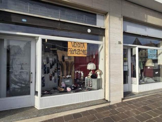 Locale Commerciale in vendita a Piazzo, Piemonte