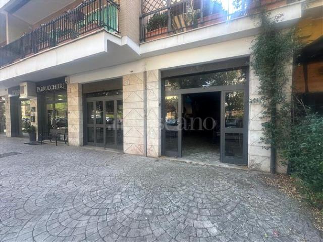 Locale Commerciale in affitto a Municipio Roma VII, Roma Capitale