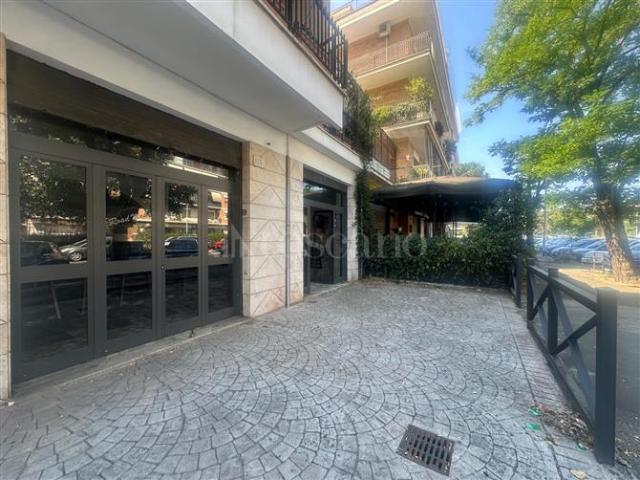 Locale Commerciale in affitto a Municipio Roma VII, Roma Capitale