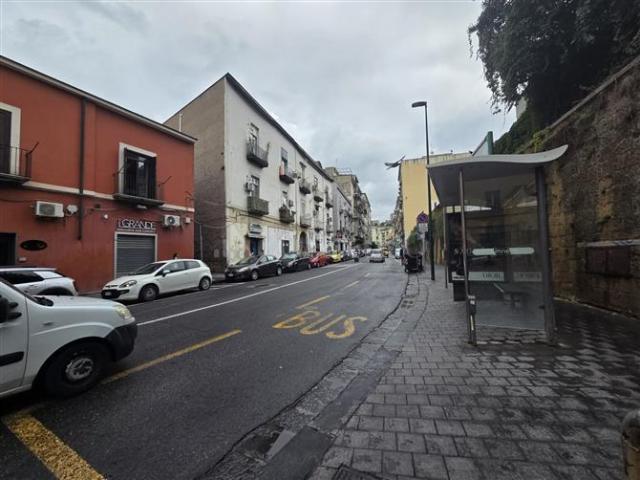 Locale Commerciale in vendita a Fuorigrotta, Napoli