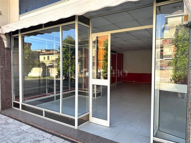 Locale Commerciale in affitto a Municipio Roma VII, Roma Capitale