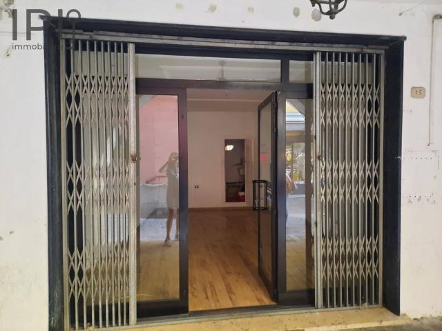 Locale Commerciale in affitto a Cairo Montenotte, Liguria