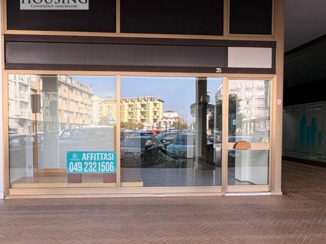 Locale Commerciale in vendita a Abano Terme Bagni, Veneto