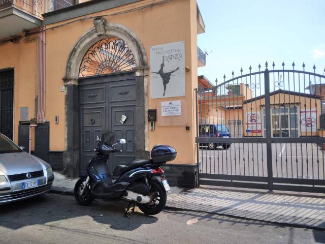 Locale Commerciale in vendita a Aci Sant'antonio, Sicilia