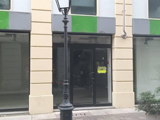 Locale Commerciale in vendita a Piemonte, Alessandria