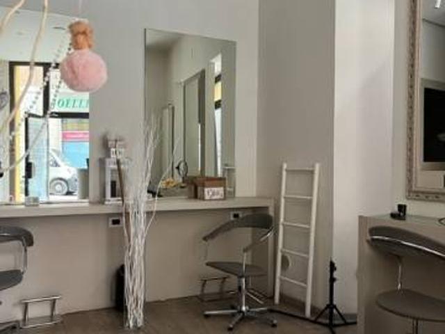 Locale Commerciale in vendita a Capodimonte, Marche