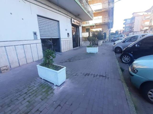 Locale Commerciale in vendita a Arzano, Campania