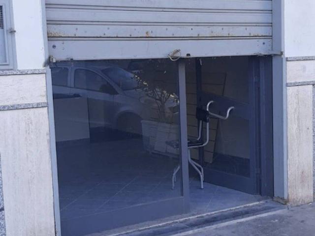 Locale Commerciale in vendita a Arzano, Campania