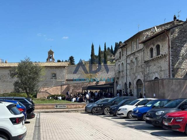 Locale Commerciale in vendita a Assisi, Umbria