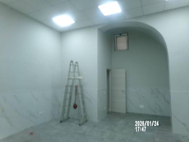 Locale Commerciale in affitto a Borgo San Lorenzo, Aversa