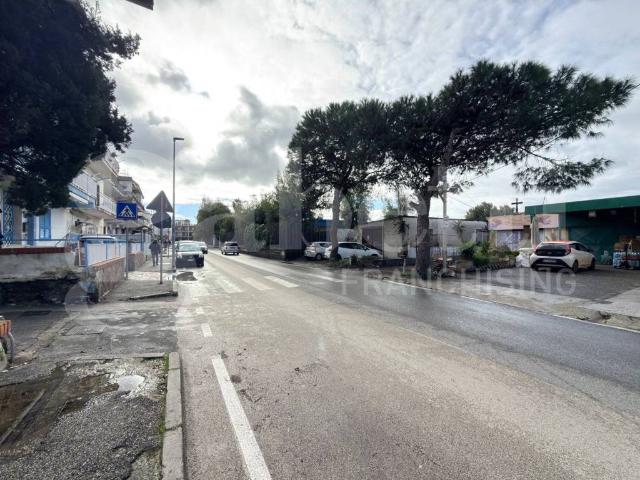 Locale Commerciale in vendita a Bacoli, Campania