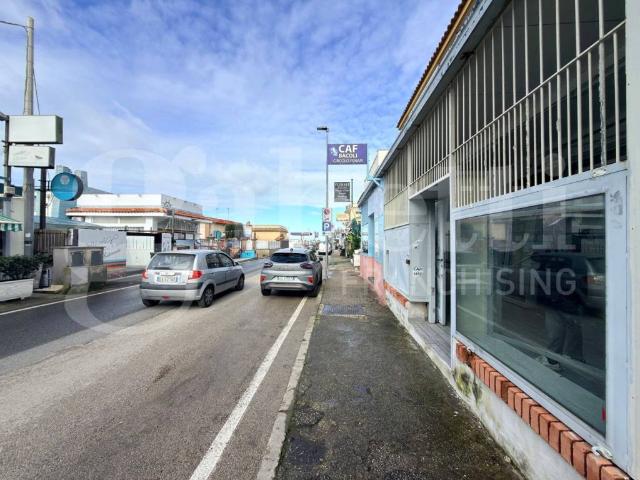 Locale Commerciale in vendita a Bacoli, Campania