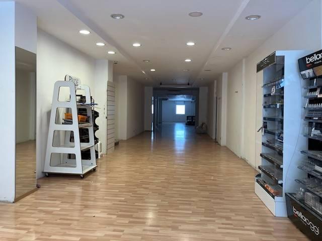 Locale Commerciale in vendita a Libertà, Bari