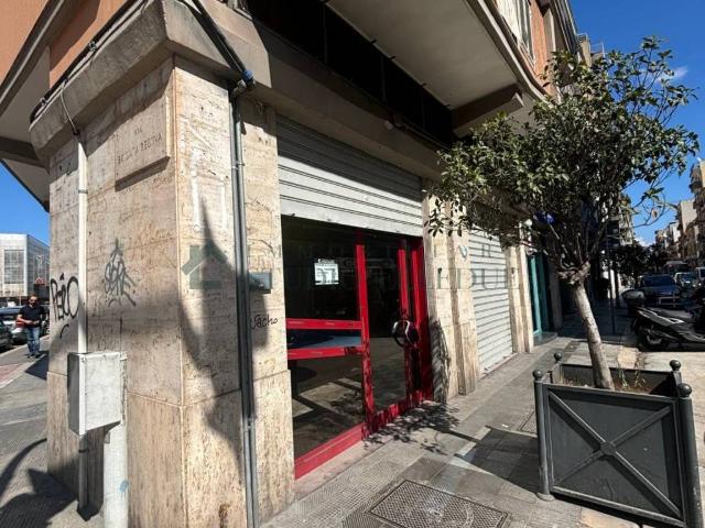 Locale Commerciale in vendita a Libertà, Bari