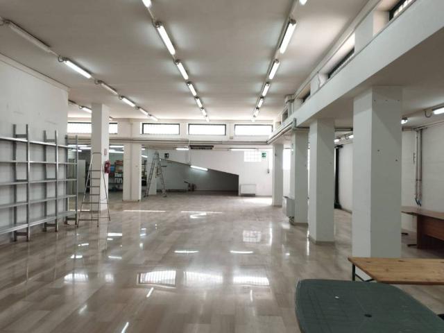 Locale Commerciale in vendita a Mungivacca, Puglia