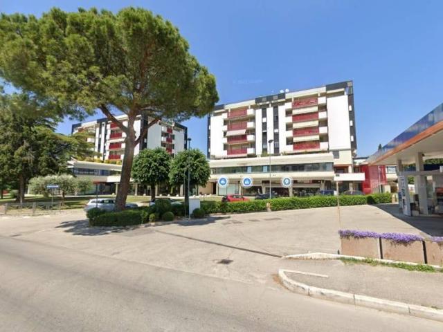 Locale Commerciale in vendita a Santa Lucia, Bastia Umbra
