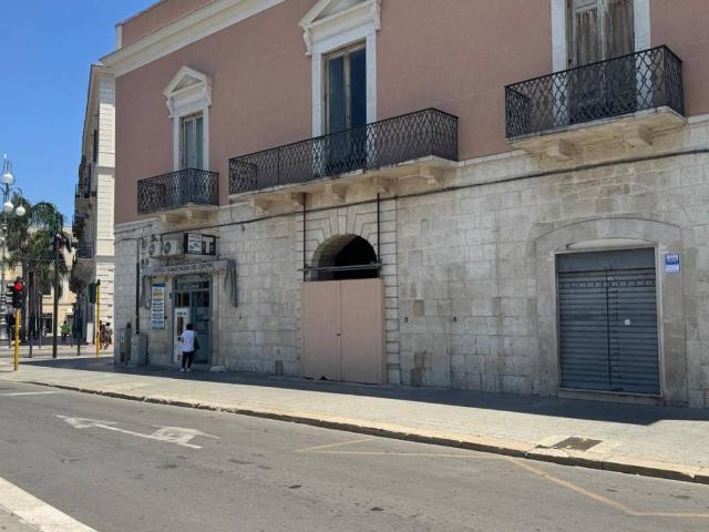 Locale Commerciale in vendita a Puglia, Barletta-andria-trani