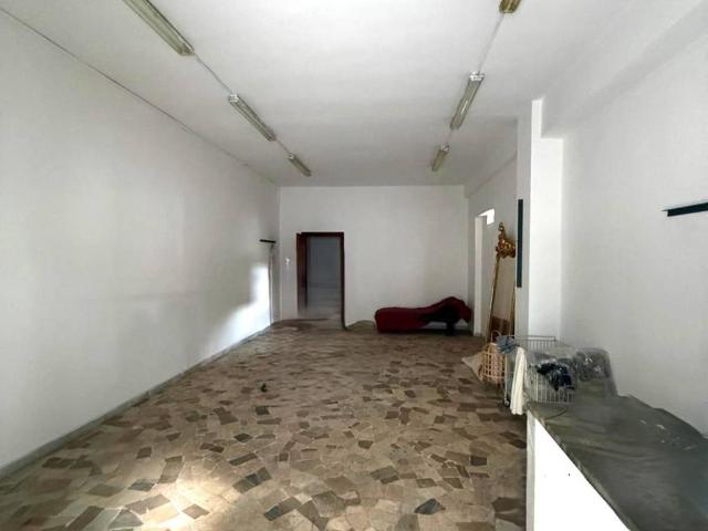 Locale Commerciale in vendita a Caivano, Campania