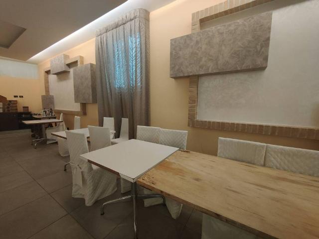 Locale Commerciale in vendita a Marche, Macerata