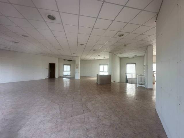 Locale Commerciale in vendita a San Colombano, Capannori