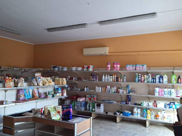 Locale Commerciale in vendita a Cappelle Sul Tavo, Abruzzo
