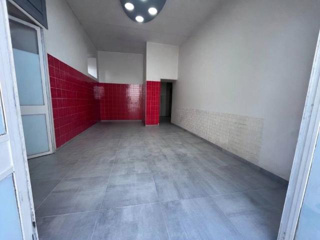 Locale Commerciale in vendita a Casagiove, Campania