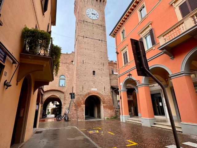 Locale Commerciale in vendita a Castel San Pietro Terme, Bologna