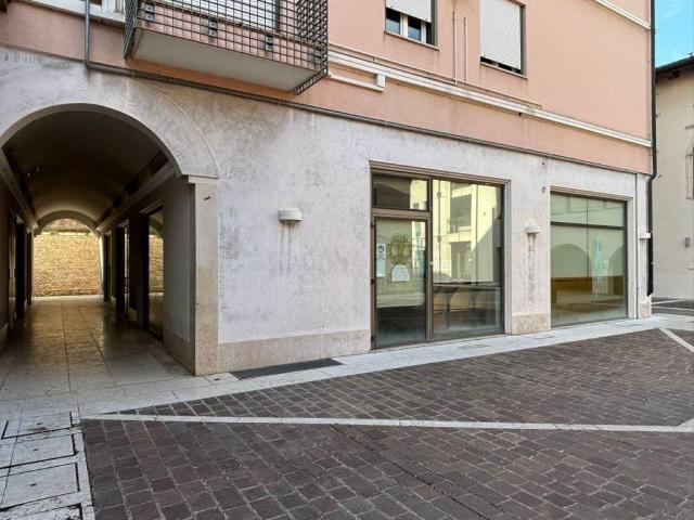 Locale Commerciale in vendita a Castelfranco Veneto, Veneto