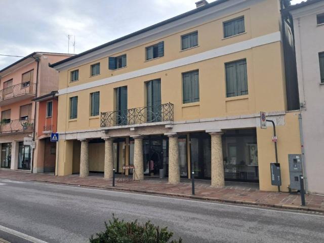 Locale Commerciale in vendita a Fonte, Castello Di Godego