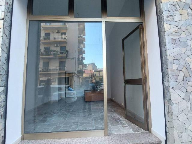 Locale Commerciale in vendita a Borgo-Sanzio, Catania