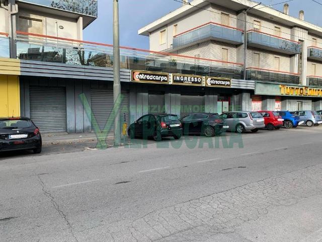 Locale Commerciale in vendita a Chieti Scalo, Chieti