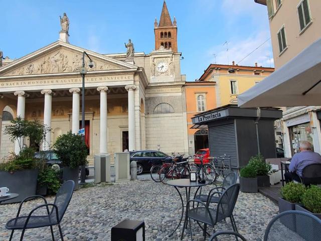 Locale Commerciale in vendita a Centro Storico, Cremona