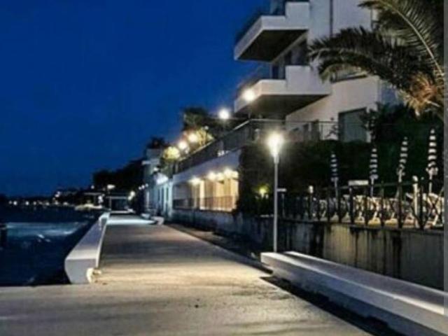 Locale Commerciale in vendita a Desenzano Del Garda, Lombardia