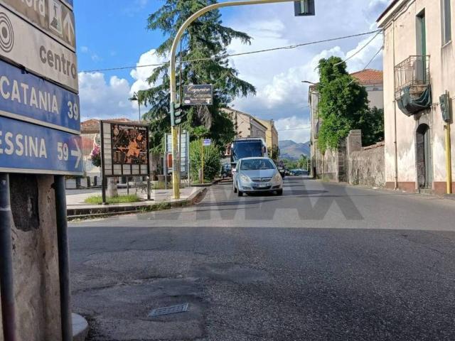 Locale Commerciale in vendita a Fiumefreddo Di Sicilia, Sicilia