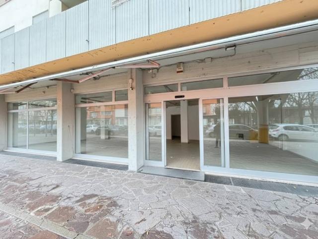 Locale Commerciale in vendita a Unione di Comuni della Romagna Forlivese, Quattro